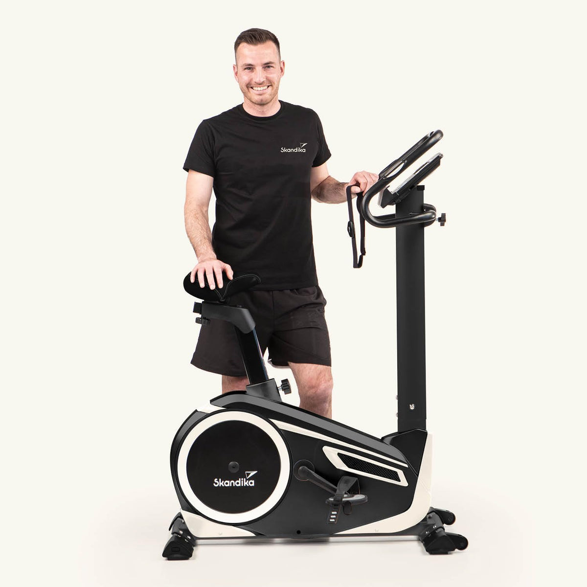 Skandika Morpheus: Ergometer mit App‑Steuerung, Pulsgurt und Tablethalterl
